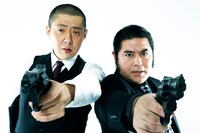 「さらば！あぶない刑事にヨロシク」より、荒川良々と皆川猿時の扮装姿。