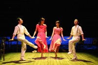 「かがみのかなたはたなかのなかに」より。左から首藤康之、長塚圭史、松たか子、近藤良平。（撮影：宮川舞子）