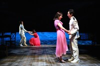 「かがみのかなたはたなかのなかに」より。奥左から近藤良平、長塚圭史、手前左から松たか子、首藤康之。（撮影：宮川舞子）