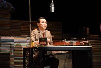 別所哲也演じる糸居志郎。