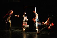 文学座12月アトリエの会「鳩に水をやる」より。左から塩田朋子、相川春樹、増岡裕子、上川路啓志。（撮影：宮川舞子）