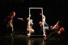 文学座12月アトリエの会「鳩に水をやる」より。左から塩田朋子、相川春樹、増岡裕子、上川路啓志。（撮影：宮川舞子）