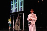 文学座12月アトリエの会「鳩に水をやる」より。左から宝意紗友莉、塩田朋子、林田一高。（撮影：宮川舞子）