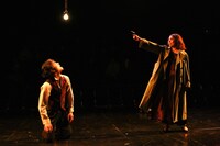 文学座12月アトリエの会「鳩に水をやる」より。左から上川路啓志、塩田朋子。（撮影：宮川舞子）