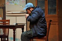 カップ麺をすする高橋国男（皆川猿時）。