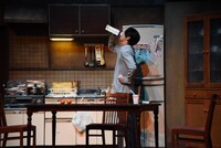 牛乳を飲む高橋満（賀来賢人）。