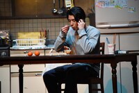 プリンを食べる高橋満（賀来賢人）。