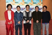 左から柄本時生、太賀、賀来賢人、皆川猿時、若葉竜也。