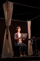 「三輪眞弘＋前田真二郎 モノローグ・オペラ『新しい時代』」より。（撮影：羽鳥直志）