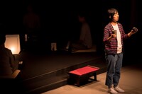 「三輪眞弘＋前田真二郎 モノローグ・オペラ『新しい時代』」より。（撮影：羽鳥直志）