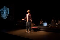 「三輪眞弘＋前田真二郎 モノローグ・オペラ『新しい時代』」より。（撮影：羽鳥直志）