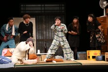 南河内万歳一座「びっくり仰天街」より。（撮影：谷古宇正彦）