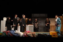 南河内万歳一座「びっくり仰天街」より。（撮影：谷古宇正彦）