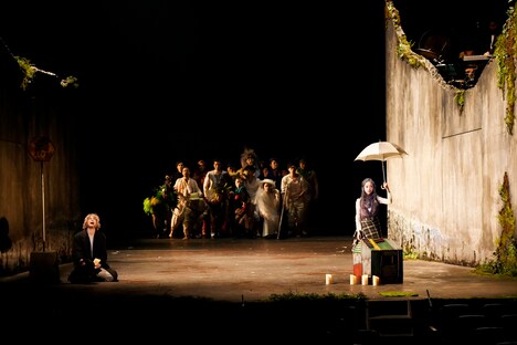 世田谷パブリックシアター+兵庫県立芸術文化センター「ペール・ギュント」より。（撮影：細野晋司）