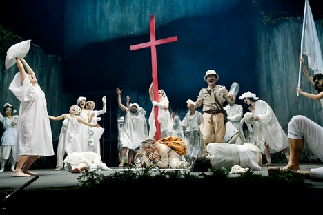 世田谷パブリックシアター+兵庫県立芸術文化センター「ペール・ギュント」より。（撮影：細野晋司）