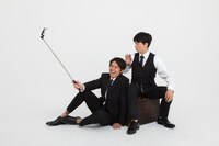 十七戦地 #10「ジ・アース～2017戦地への道～」ビジュアル。左から北川義彦、柳澤有毅。（撮影：伊原正浩）