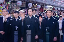 中央左から四代目松本金太郎、七代目市川染五郎、九代目松本幸四郎。