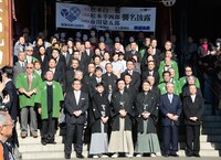 襲名奉告法要前に行われた記念撮影の様子。