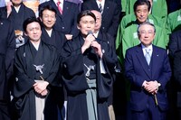 九代目松本幸四郎（中央）