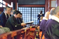 襲名奉告法要の様子。