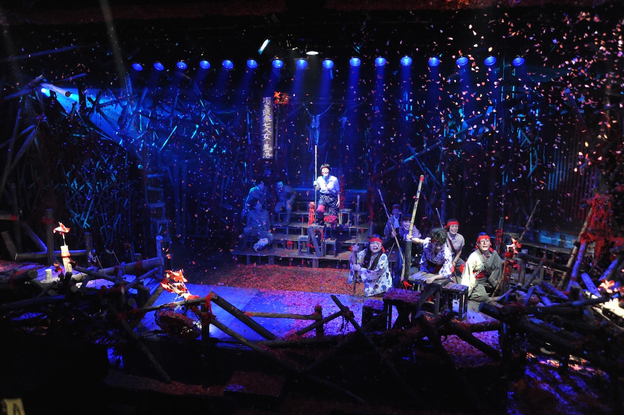 朴ろ美×東憲司「標」開幕、「大量の花吹雪、風車がお待ちしております」