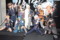 後列左から日本号役の成松慶彦、へし切長谷部役の和田雅成、山姥切国広役の荒牧慶彦、山伏国広役の横山真史、ソハヤノツルキ役の飯山裕太。前列左から博多藤四郎役の木津つばさ、小夜左文字役の納谷健、骨喰藤四郎役の北川尚弥、同田貫正国役の武子直輝。