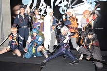 後列左から日本号役の成松慶彦、へし切長谷部役の和田雅成、山姥切国広役の荒牧慶彦、山伏国広役の横山真史、ソハヤノツルキ役の飯山裕太。前列左から博多藤四郎役の木津つばさ、小夜左文字役の納谷健、骨喰藤四郎役の北川尚弥、同田貫正国役の武子直輝。