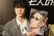 「月刊玉城裕規発刊記念＆月刊和装パネル展2017」囲み取材より。玉城裕規。