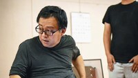 虚空旅団 第29回公演「アトリエのある背中」稽古の様子。（撮影：井上信治）
