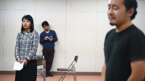 虚空旅団 第29回公演「アトリエのある背中」稽古の様子。(撮影:井上信治)
