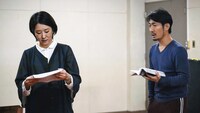 虚空旅団 第29回公演「アトリエのある背中」稽古の様子。（撮影：井上信治）