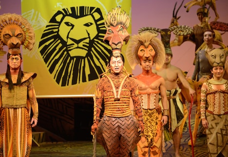 スカー役の道口瑞之(中央)。