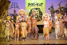劇団四季 ミュージカル「ライオンキング」東京公演19周年特別カーテンコールの様子。