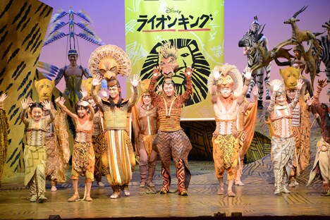 劇団四季 ミュージカル「ライオンキング」東京公演19周年特別カーテンコールの様子。