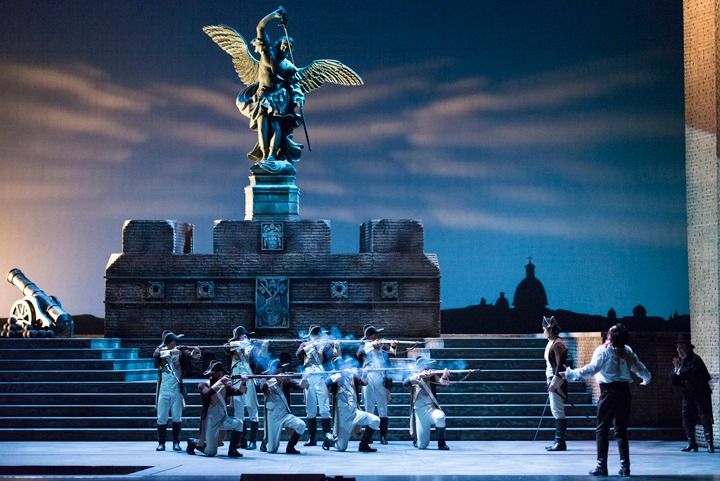 新国立劇場「トスカ」2015年公演より。 （撮影：寺司正彦、提供：新国立劇場）