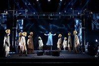 まつもと演劇工場5期生・作品「ケンジ旅行記‐道々の劇場‐」より。（撮影：山田 毅）