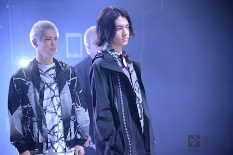 矢部昌暉演じる尾崎京一(中央)。