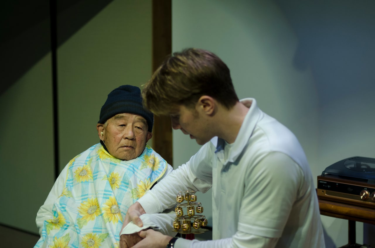 OiBokkeShi新作、エロス追う老人とオーストラリア人介護士の“介護劇”開幕