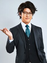 中谷智昭演じるマキハラ。