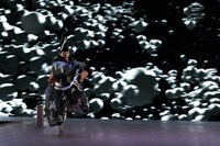 野村萬斎×真鍋大度「三番叟 FORM II」2017年公演より。（Photo by Hiroyuki Takahashi／NEP）