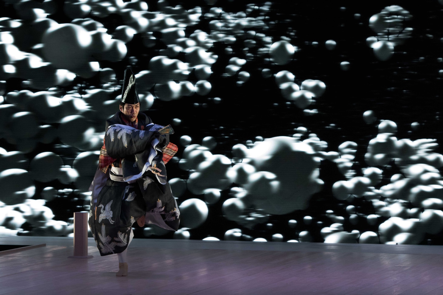 野村萬斎×真鍋大度「三番叟 FORM II」2017年公演より。（Photo by Hiroyuki Takahashi／NEP）
