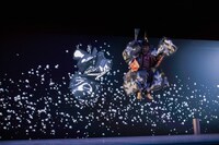 野村萬斎×真鍋大度「三番叟 FORM II」2017年公演より。（Photo by Hiroyuki Takahashi／NEP）