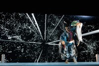 野村萬斎×真鍋大度「三番叟 FORM II」2017年公演より。（Photo by Hiroyuki Takahashi／NEP）