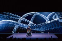 野村萬斎×真鍋大度「三番叟 FORM II」2017年公演より。（Photo by Hiroyuki Takahashi／NEP）