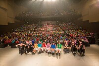 「パーフェクトピースコンサート2017～日本青年館にSEY YES！を～」終演後に撮影された記念写真。（撮影：笹森健一）