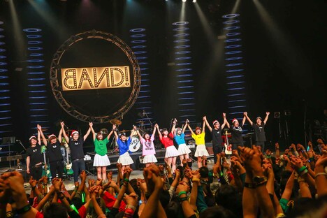 両隣の人と手をつなぐバンもん！メンバーとバンドメンバー、そして観客。（撮影：笹森健一）