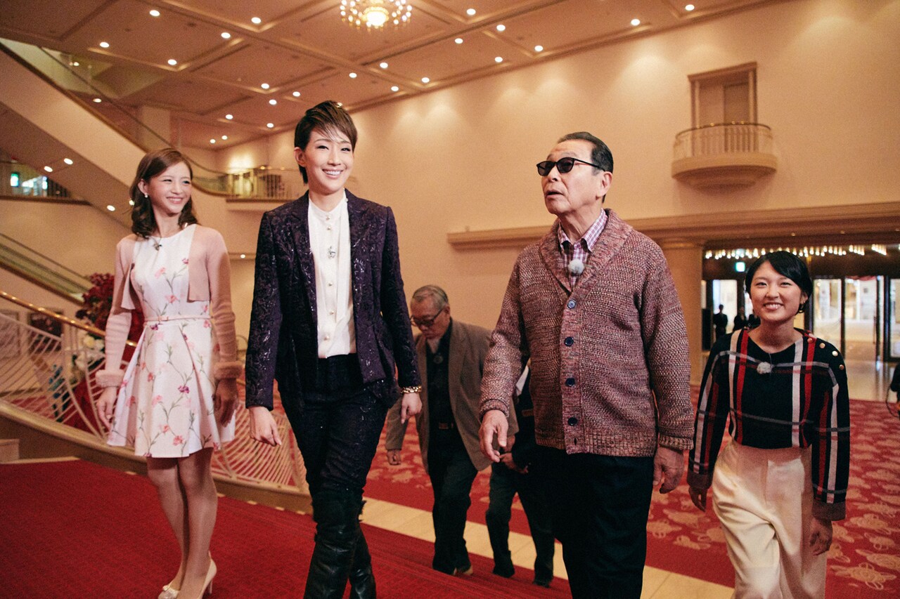 「ブラタモリ」に紅ゆずる＆綺咲愛里、宝塚大劇場でタモリをお出迎え