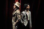 2013年上演の「兵士の物語」より。左から石丸幹二演じる語り手、首藤康之演じる兵士。 （撮影：山田穀）