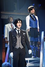 手前左から古川雄大演じるセバスチャン・ミカエリス、内川蓮生演じるシエル・ファントムハイヴ。