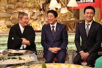 フジテレビ「ビートたけしの私が嫉妬したスゴい人」より。左からビートたけし、安倍晋三首相、劇団ひとり。(c)フジテレビ